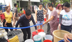 Video: Cảnh tranh giành nước sinh hoạt như thời bao cấp ở Đà Nẵng