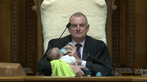 Video: Chủ tịch Quốc hội New Zealand bế và cho em bé ăn trong phiên họp