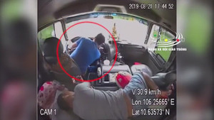 Clip: Tài xế đột quỵ, phụ xe kịp đánh lái tránh tai nạn ở Long An