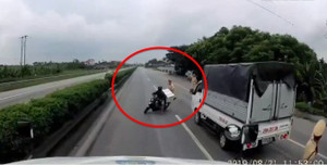 Clip: Tài xế container phanh cháy đường tránh người đi xe máy bỏ chạy CSGT