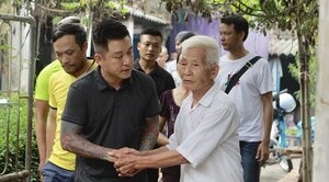 Tuấn Hưng đá bóng góp quỹ sửa nhà cho bố mẹ nữ cổ động viên vừa tử nạn