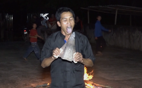 Video: Người đàn ông liếm lưỡi cày nung đỏ để xua đuổi tà ma ở Hà Giang