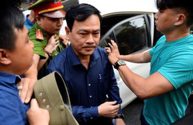 Video: Nguyễn Hữu Linh mất bình tĩnh, lắc đầu khi nghe bản án 18 tháng tù