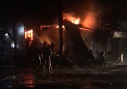 Gần 100 người cứu hỏa 2 căn nhà bốc cháy lúc nửa đêm ở Đắk Lắk