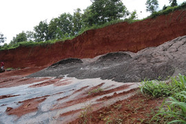 Giám đốc công ty đổ trộm bùn thải Nhà máy Alumin Nhân Cơ ra môi trường không hợp tác xử lý