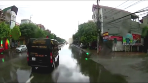 Clip: Xe Limousine đi nhanh cố tình phanh gấp gây tai nạn