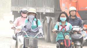 Clip: Đường ngập bụi, dân Hà Nội bịt khẩu trang đội mũ cả ngày