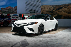 'Soi' Toyota Camry TRD 2020 giá hơn 700 triệu đồng