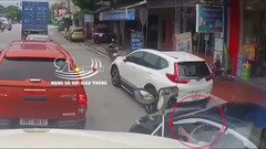 Video: Ô tô 5 chỗ bon chen vượt bên phải bị xe container tông trúng
