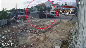 Clip: Thùng container rơi khỏi xe khi vào cua, suýt đè nát người đi xe máy