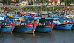 Ngư dân lao đao vì tàu không đủ dài phải nằm bờ