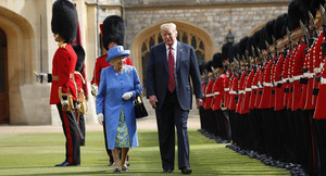 Nữ hoàng Anh nói trực thăng của Tổng thống Trump hủy hoại bãi cỏ trước điện Buckingham