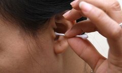 Ngoáy tai ngoài tiệm, người đàn ông bị sùi mào gà trong lỗ tai