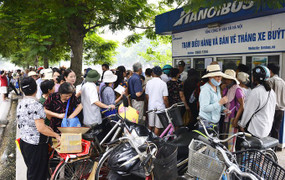 Clip: Người Hà Nội chen chúc làm thẻ xe buýt miễn phí