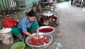 Giết mổ gia cầm tràn lan tại chợ nội thành Hà Nội, cấm cũng như không