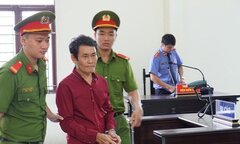 Lĩnh án 2 năm tù vì 'nựng' bé gái 7 tuổi