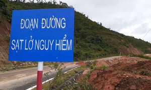 Sạt lở đất đá, quốc lộ ở Kon Tum bị vùi lấp