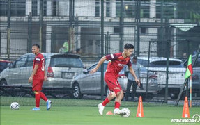 Video: Đoàn Văn Hậu phô diễn kỹ thuật trong buổi tập đầu tiên của tuyển Việt Nam