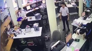 Clip: Người đàn ông cầm kiếm kề cổ nhân viên ngân hàng, cướp tiền ở Lào Cai