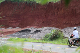 Xử lý nghiêm công ty đổ trộm hàng chục tấn chất thải Nhà máy Alumin Nhân Cơ