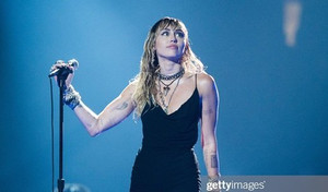 Miley Cyrus xúc động khi hát về tình yêu đổ vỡ với Liam Hemsworth