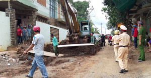 Trung tá công an ở Đắk Lắk bị xe ủi cán chết thương tâm