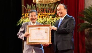 90 tuổi, diễn viên Trần Hạnh được người nhà dìu đi nhận danh hiệu NSND