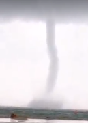 Vòi rồng khổng lồ xuất hiện trên biển Vũng Áng, Hà Tĩnh