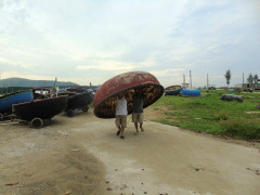 Dân Nghệ An, Hà Tĩnh tất bật neo thuyền, chằng chống nhà trước giờ bão số 4 đổ bộ