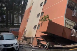 Video: Hãi hùng tòa nhà 6 tầng Trung Quốc bật móng, nghiêng suýt đổ