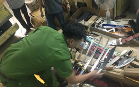 Bắt giữ container chuyển phát nhanh số lượng đao, kiếm ‘khủng’