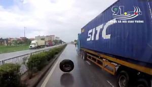 Clip: Hoảng hồn xe container rơi bánh khi đang chạy trên quốc lộ