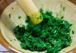 Đầu gối sưng húp vì tự ý đắp lá cây chữa bệnh