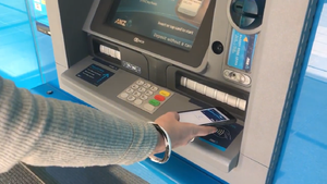 Người đàn ông ngoại quốc nghi gắn vật thể lạ vào trụ ATM ở TP.HCM