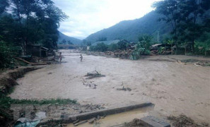 Đi qua suối ở Sa Pa, hai vợ chồng bị lũ cuốn trôi