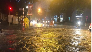 Mưa to như trút, đường phố Hà Nội lại biến thành sông