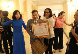 Nghệ sĩ Trần Hạnh: 'Dù nghèo, vất vả nhưng tôi không bỏ nghề'