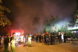 Bị lửa thiêu cháy, xưởng đồ chơi ở Hà Nội đổ sập