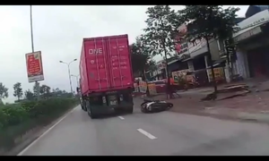 Clip: Xe container chuyển làn, suýt đâm phải hai người đi xe máy