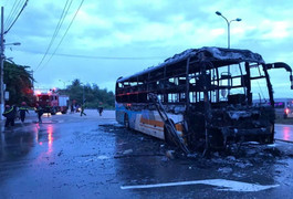 Đang chạy về bến, xe khách giường nằm bốc cháy trơ khung