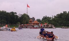 Gần 300 tay chèo hăng say tranh tài ở hội đua thuyền lớn nhất xứ Huế mừng Tết Độc lập