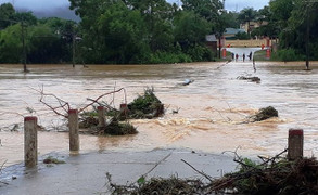 Áp thấp dồn dập trên biển, miền Trung ngập lụt