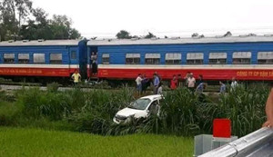 Băng qua đường sắt, ô tô bị tàu hỏa húc văng xuống ruộng