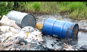 Video: 12 thùng hóa chất đen đặc, mùi hôi nồng nặc đổ trộm trên Đại lộ Thăng Long