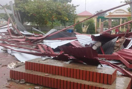 Lốc xoáy thổi bay mái trường tiểu học ở Hà Tĩnh