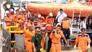 Tàu Việt Nam cứu thuyền viên Trung Quốc bị gãy xương đùi trên biển