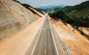 Video: Cao tốc nửa tỷ USD nối Đà Nẵng - Huế mờ mịt ngày thông xe