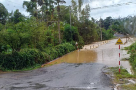 Ảnh hưởng bão số 4, quốc lộ 55 ở Lâm Đồng nước ngập sâu cả mét