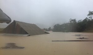 Ảnh: Nước ngập đến mái nhà, dân Quảng Bình sống lay lắt trong nhà chống lũ