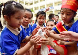 Ảnh: Học sinh TP.HCM thả chim bồ câu thay bóng bay trong lễ khai giảng sớm